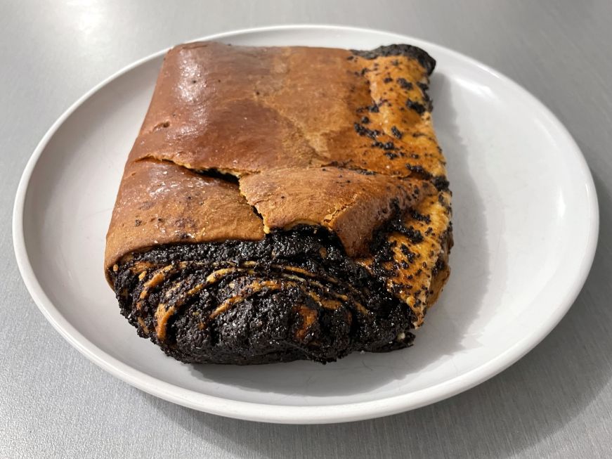 Large rolled pastry filled with poppy seeds