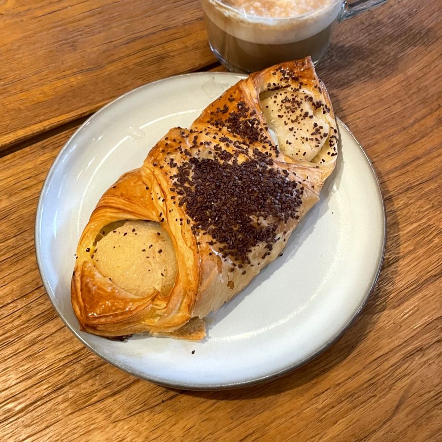 Pastry filled with pears and garnished with chocolate shavings