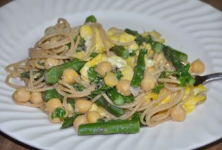 Spaghetti with Asparagus, Chickpeas, and Eggs 