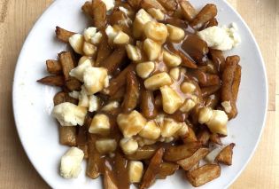 Plate of poutine